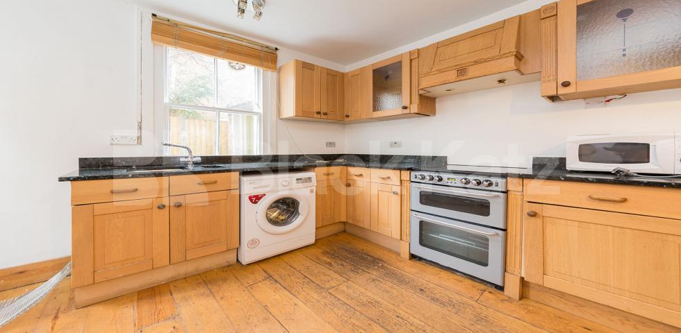 			4 Bedroom, 1 bath, 1 reception Flat			 Brewster Gardens, NORTH KENSINGTON